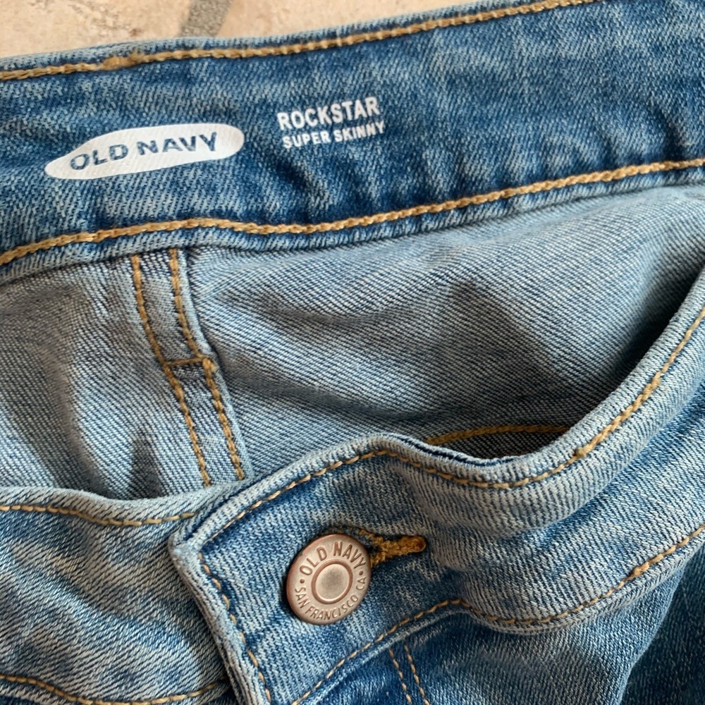 BNWT! Old Navy Rockstar Light Wash Jeans - Picture 5 of 6